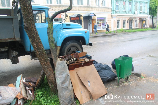 В центре Кинешмы почти на тротуар вывалили гору мусора фото 4