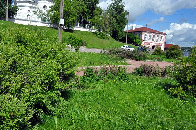 В Кинешме ко Дню города изуродовали Молодежный сквер фото 10