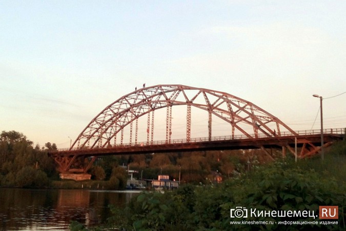 В Кинешме подростки залезли на арку Никольского моста фото 2