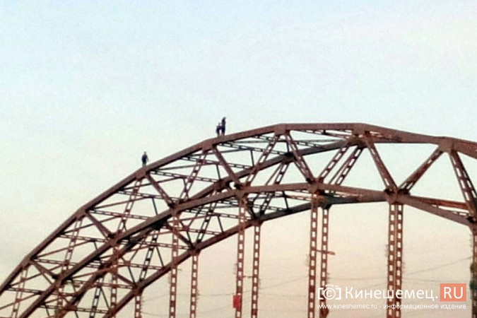 В Кинешме подростки залезли на арку Никольского моста фото 3