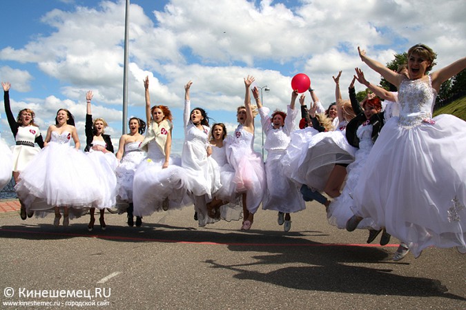 В Кинешме прошел благотворительный марафон «Бегущая невеста» фото 45