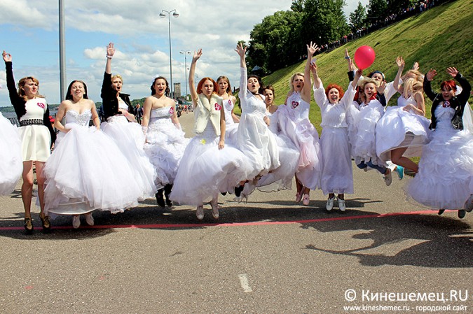 В Кинешме прошел благотворительный марафон «Бегущая невеста» фото 28