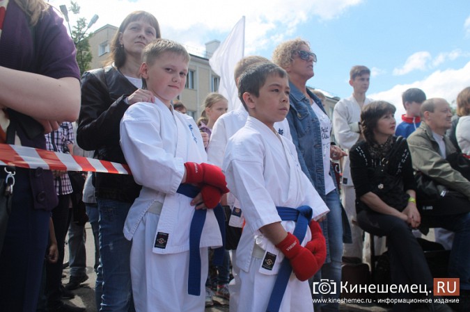 Каратисты со всей Ивановской области бились на центральной площади Кинешмы фото 14