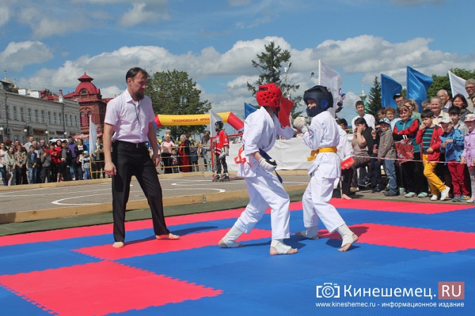 Каратисты со всей Ивановской области бились на центральной площади Кинешмы фото 2