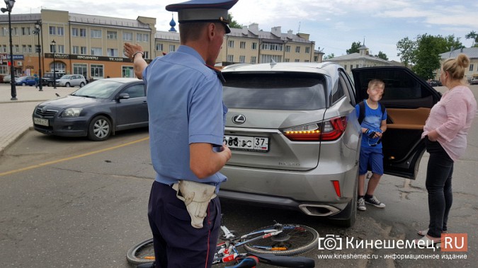 В центре Кинешмы ребенок на велосипеде попал под колеса "Лексуса" фото 4