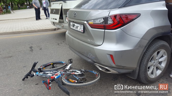 В центре Кинешмы ребенок на велосипеде попал под колеса "Лексуса" фото 2