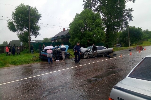 В лобовом столкновении "Ауди" и "ВАЗ - 2112" под Кинешмой погиб пассажир фото 4
