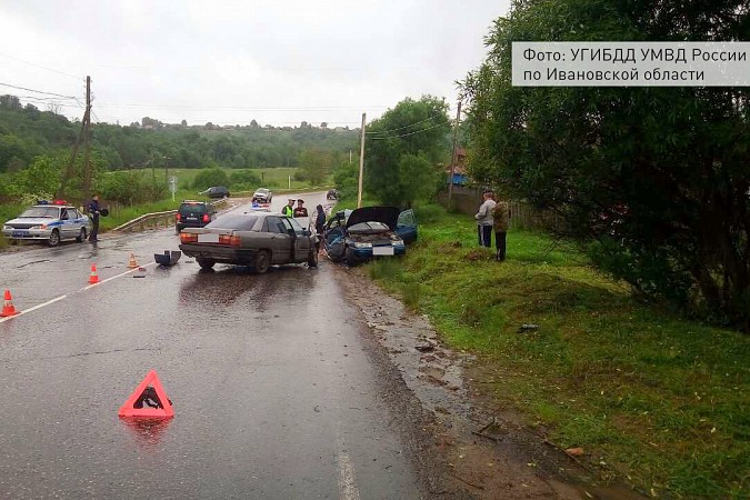 В лобовом столкновении "Ауди" и "ВАЗ - 2112" под Кинешмой погиб пассажир фото 2