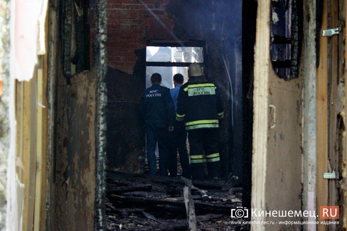 В Кинешме продолжают ликвидировать последствия пожара в бывшем детском доме фото 8