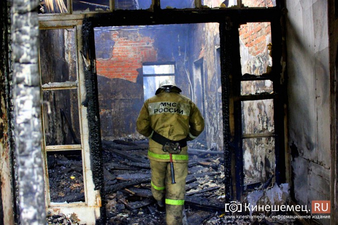 В Кинешме продолжают ликвидировать последствия пожара в бывшем детском доме фото 19