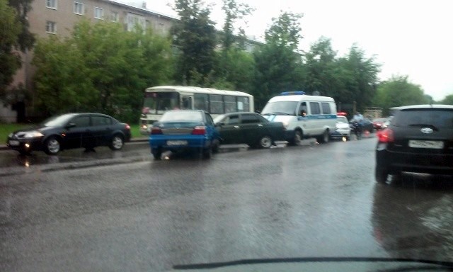 В Кинешме пьяный водитель протаранил два автомобиля на улице 50-летия Комсомола фото 2