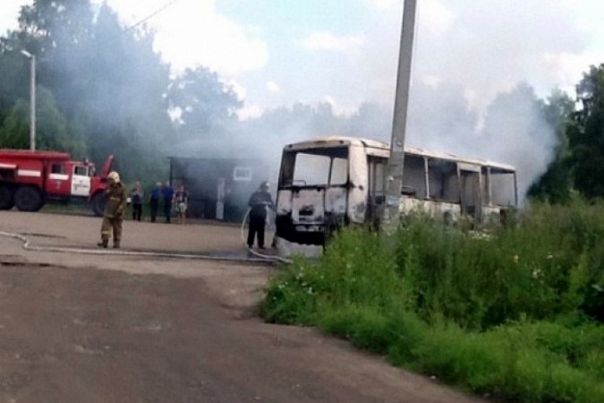 В Кинешме на глазах пассажиров сгорел автобус фото 4