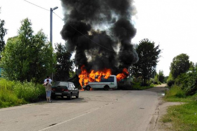 В Кинешме на глазах пассажиров сгорел автобус фото 3