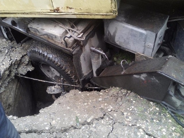 В Кинешме автокран провалился в газовый колодец фото 4