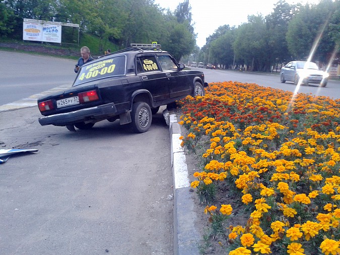 В Кинешме таксист влетел в цветочную клумбу у парка культуры фото 2