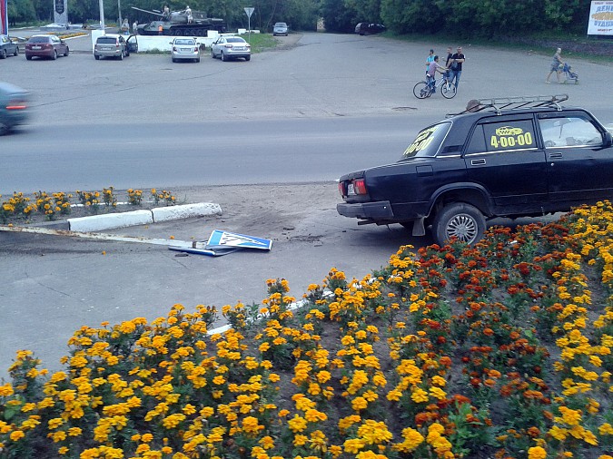 В Кинешме таксист влетел в цветочную клумбу у парка культуры фото 3