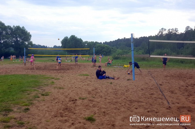 В День ВМФ на пляже Кинешмы играли в волейбол фото 3