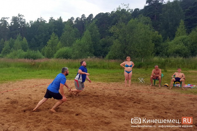 В День ВМФ на пляже Кинешмы играли в волейбол фото 4