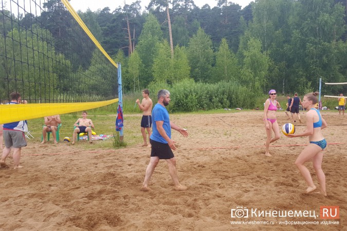 В День ВМФ на пляже Кинешмы играли в волейбол фото 5