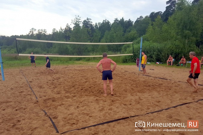 В День ВМФ на пляже Кинешмы играли в волейбол фото 2