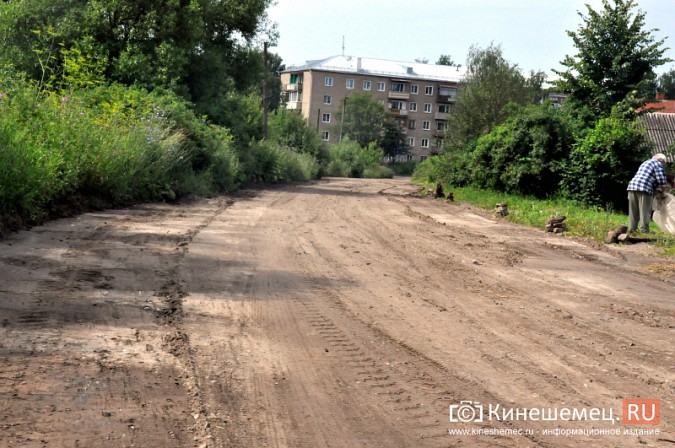 Жители Кинешмы укрепляют улицу Героя Советского Союза соломой фото 4