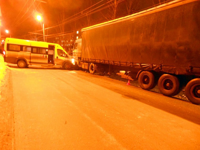 Автобус и грузовик лоб в лоб столкнулись в Ивановской области фото 4
