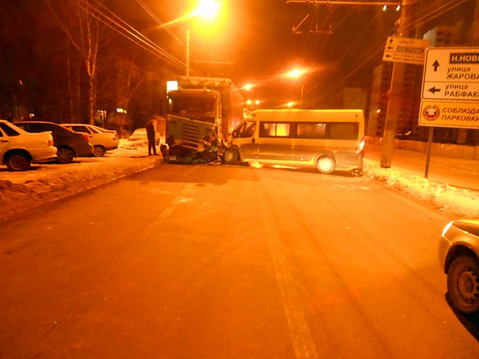 Автобус и грузовик лоб в лоб столкнулись в Ивановской области фото 2