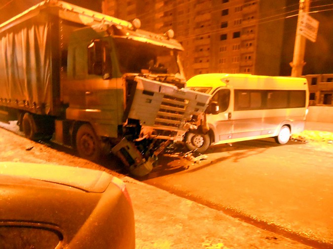 Автобус и грузовик лоб в лоб столкнулись в Ивановской области фото 5